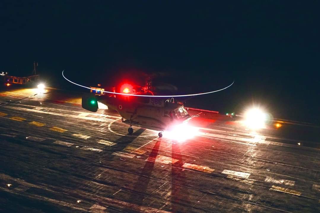 NewsIADN's tweet photo. Maiden night landing of helicopter at INS VIKRANT (R11)
#Ka31 AEW from INAS 339 undertook trials successfully thereby proving night ops from Vikrant. As part of the trials, the lighting aids & shipborne systems were proven from the carrier.
#IADN https://t.co/79Zr2zpGOU