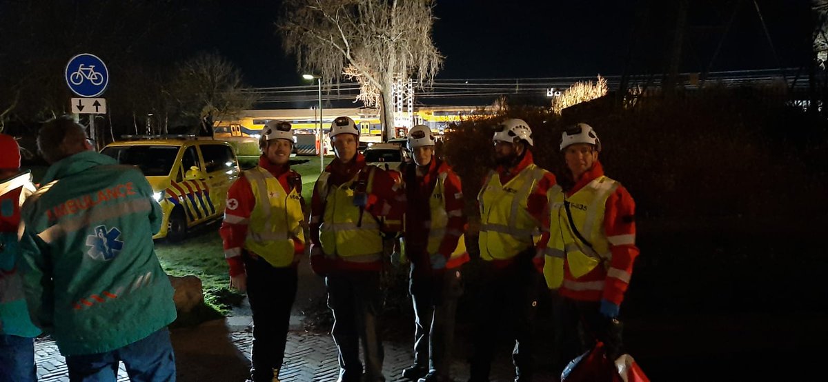 NoodhulpHM's tweet photo. Vannacht is ons #noodhulpteam en #bevolkingszorg gealarmeerd voor #hulpverlening aan #slachtoffers van het #treinongeval in #voorschoten. We wensen alle betrokkenen veel sterkte! @RodeKruis https://t.co/BOdDu9iGxq