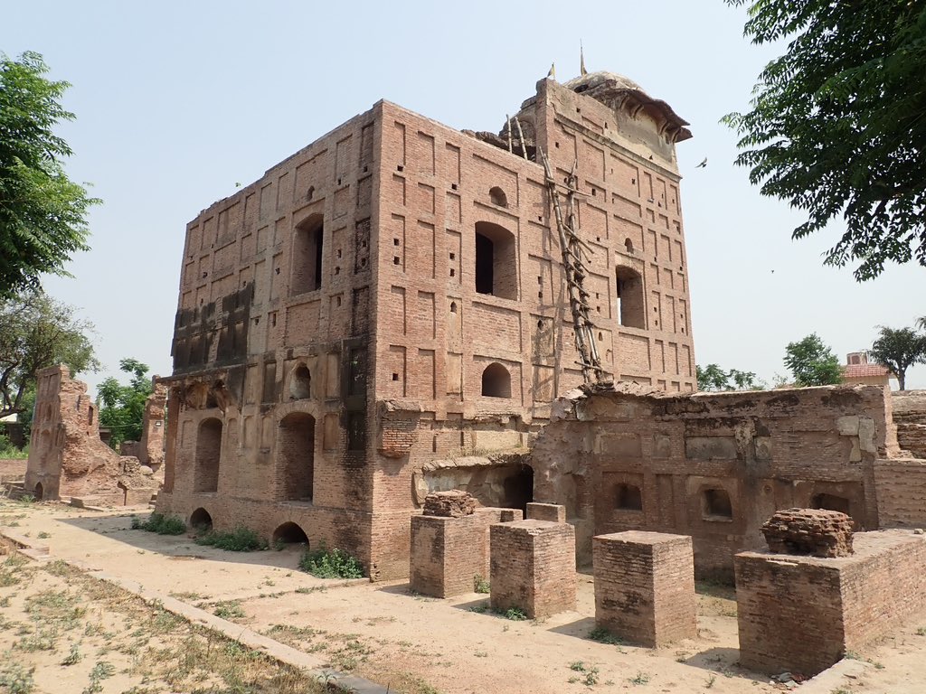 #Thread 

Jahaj Haveli of #DewanTodarMal Ji.

A Dewan in the Court of
Nawab #WazirKhan of Sirhind,Governor of #Sirhind #Punjab During #MughalEmpire.