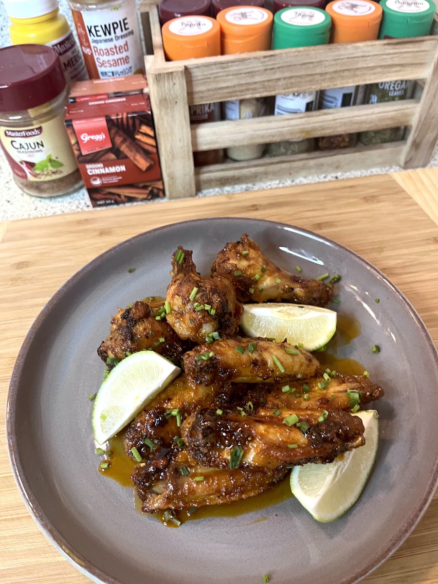 Hazwanrl's tweet photo. Chili Lime Wings 🌶🍗🥵

Ayam :
400g Chicken Nibbles
1 1/2 sudu serbuk chili 
1 sudu garlic powder
1/2 sk garam
1/2 sudu blackpepper 
2 sudu tepung jagung
1/2 sudu baking powder

Sauce :
3 sudu butter
1 sudu chili oil
1/2 sudu madu
1/2 biji lime jus
1/2 biji lime zest https://t.co/BZitsV0enV