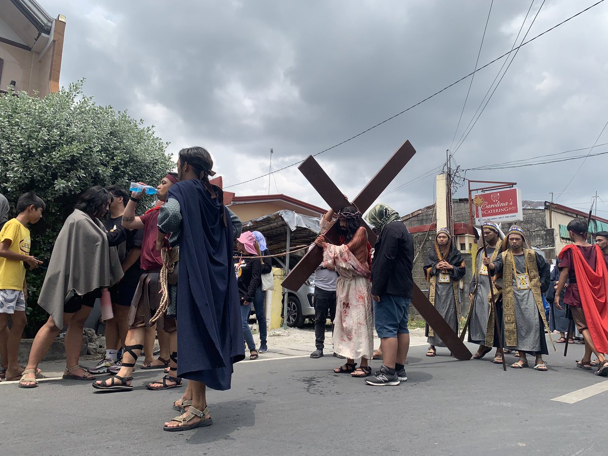 ABSCBNNews's tweet photo. Senakulo, a dramatic portrayal of Christ’s passion, is currently being performed along the streets of Malolos in Bulacan as a customary observance during Holy Week in the Philippines. | via @erikreports #SemanaSanta2023 https://t.co/Qw2GuiMlDJ