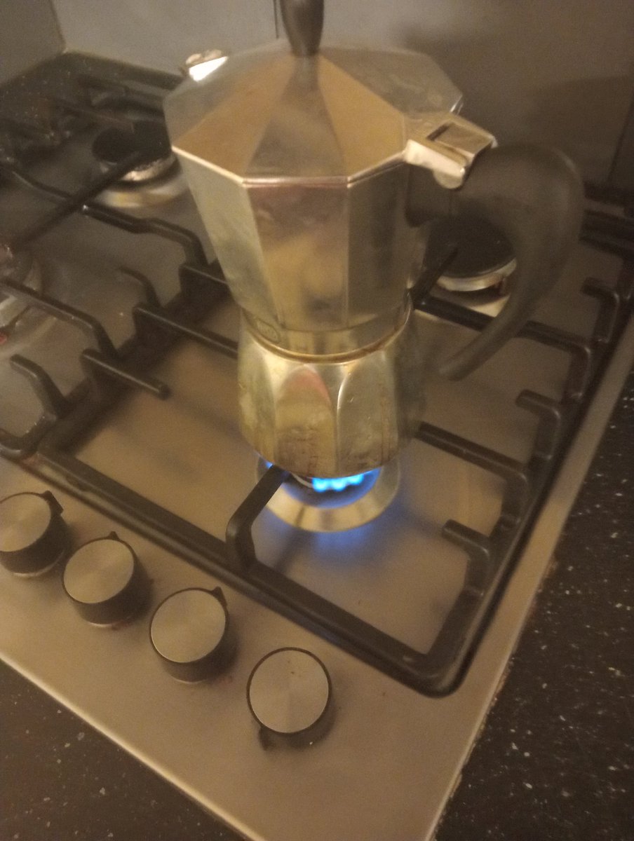 potvolkoffie23's tweet image. Zie hem staan pronken. Dat zal weer smaken. #koffie #goedemorgen #perculator