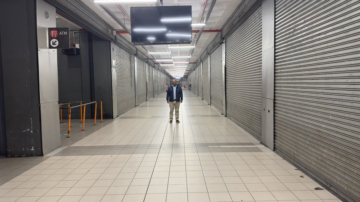 ricardomackenzi's tweet photo. This is why it’s important for the central line to start functioning urgently!
Shops should not be closed this time of the morning.
#improvingmobility means all modes of transport must work. https://t.co/qbs4zIVxaQ