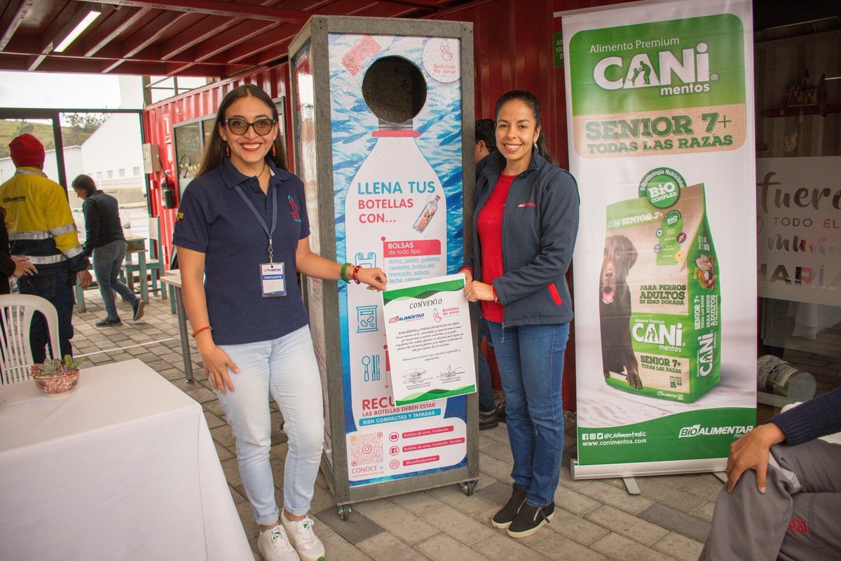 BioalimentarEC's tweet image. Firmamos un convenio de cooperación con la fundación #BotellasDeAmor. Transformaremos el plástico en soluciones que contribuyan a lograr un planeta libre de basura plástica y a mejorar las condiciones de vida de quienes más lo necesitan. 
#BiOALiMENTAR 
#sostenibilidad #zerowaste