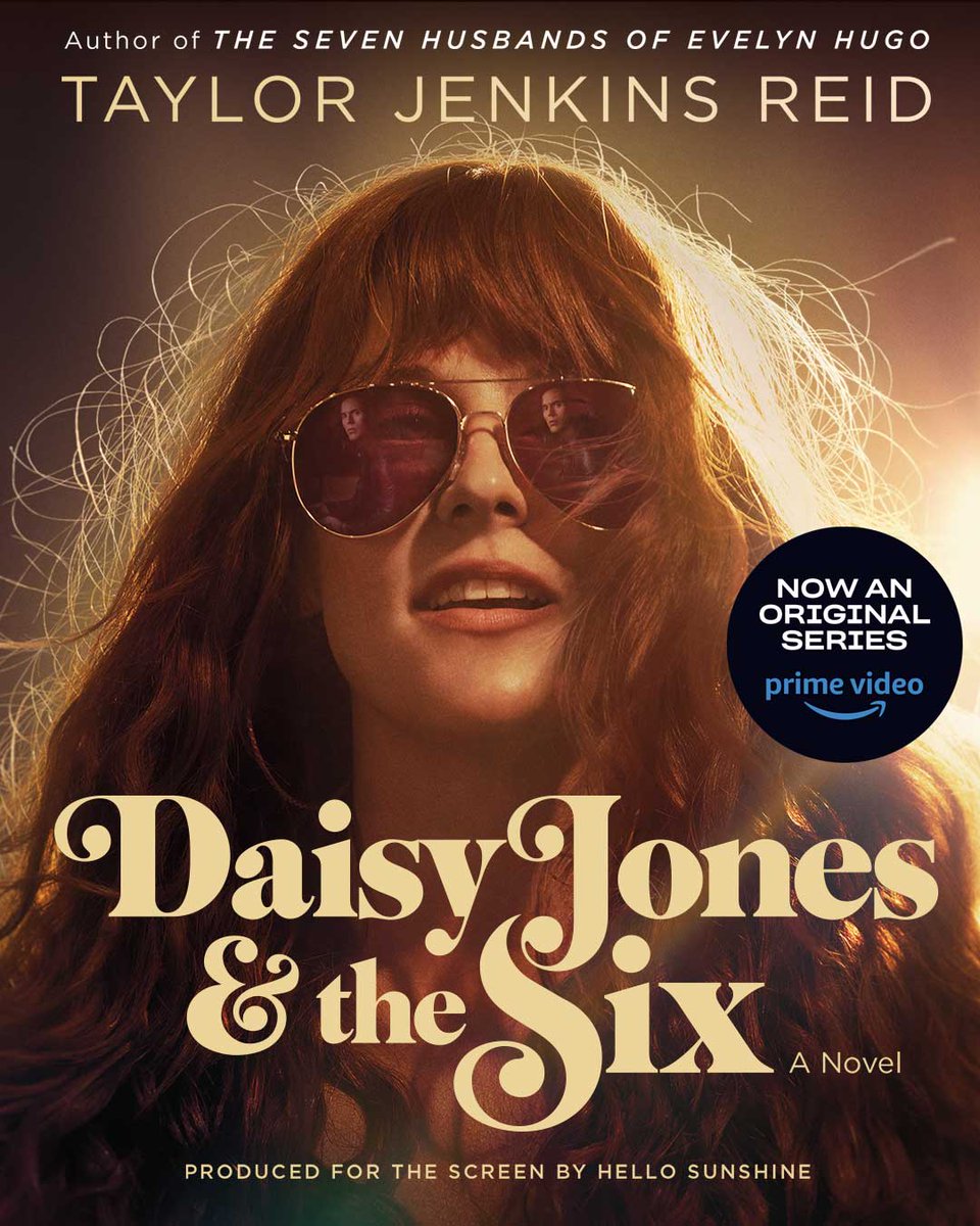 PrimeStreamRP's tweet image. ⓘ 𝗔𝗺𝗮𝘇𝗼𝗻 › #AmazonBooksRP 📚 

Turn the page on the brand new cover of #DaisyJonesAndTheSixRP by Taylor Jenkins Reid and get ready for the all-new original series coming April 20.