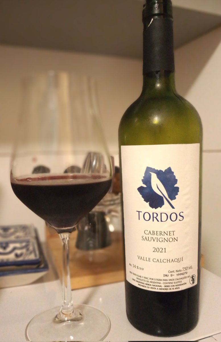 De Salta la linda. Un reingreso muy esperado.
100% cabernet sauvignon procedente de los Valles cafayateños. Sin crianza en barrica, para poder expresar toda la potencia del terroir calchaquí.
Winemakers: mi amigo <a href="/MostoHerido/">MostoHerido</a> y Paco Puga