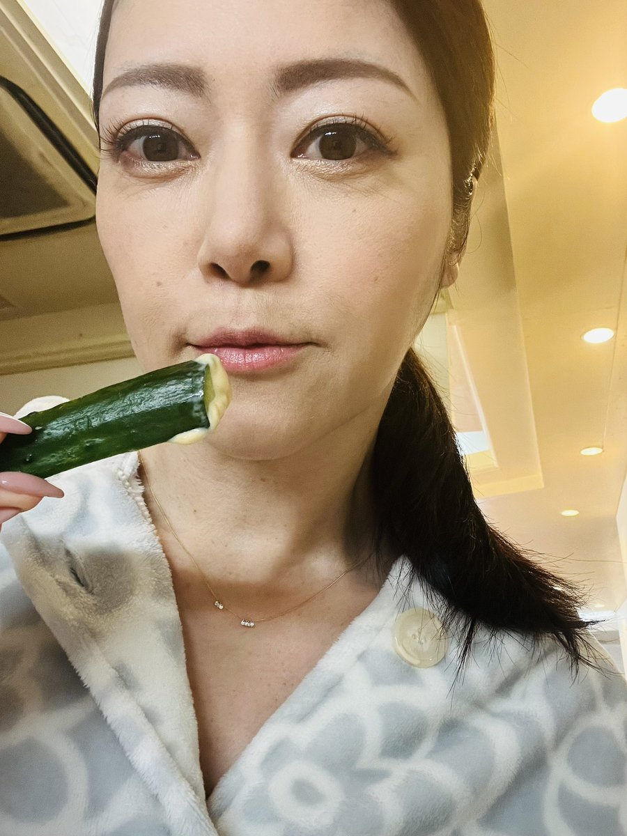 野菜スティックいただいてます🥒🥕
マヨ味噌付けるのおいしいよねー。
メイクさん仕事早くて💄メイク終わったから、待ち^_^ https://t.co/aC1k7P2Unx