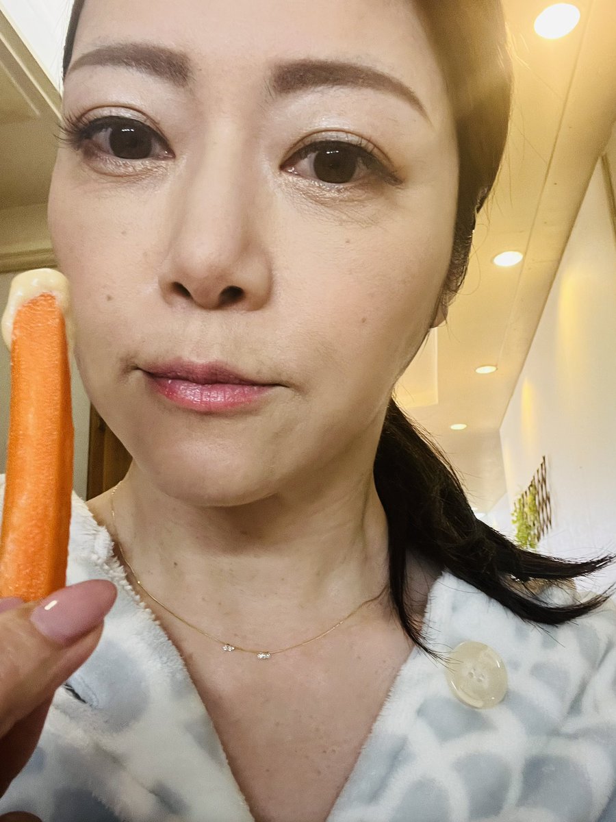 野菜スティックいただいてます🥒🥕
マヨ味噌付けるのおいしいよねー。
メイクさん仕事早くて💄メイク終わったから、待ち^_^ https://t.co/aC1k7P2Unx