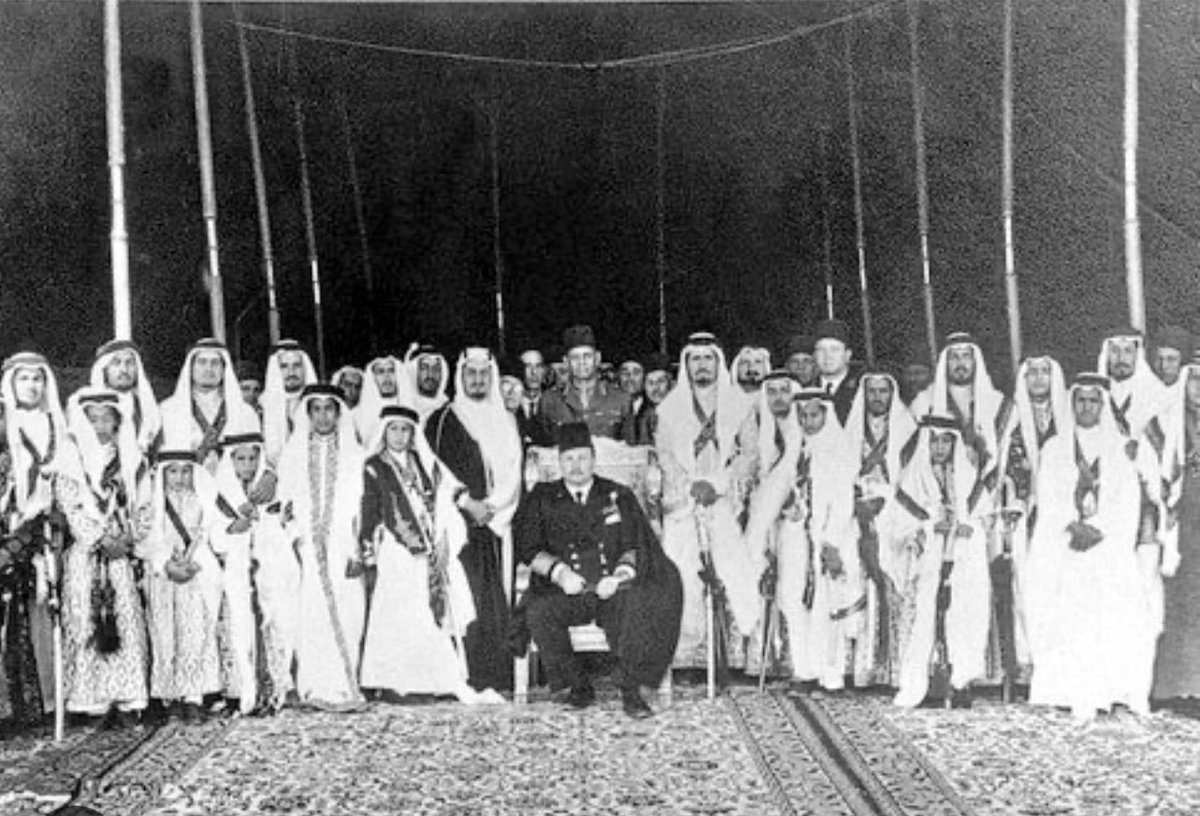 drhossamsamy65's tweet photo. الفارق بين عصرين ببساطة شديدة فى صورتين: فى الاولى عدد من أبناء الملك عبدالعزيز ال سعود في صورة جماعية مع الملك فاروق ملك مصر والسودان جالسا أثناء زيارته إلى السعودية عام 1945م وفيها : 
- الملك فيصل على يمين الملك فاروق
- الملك عبدالله 2 من اليسار (الصف الخلفي)
- الملك سلمان 4 من اليسار (الصف الأمامي)- اما الصورة الثانية فقد التقطت اليوم!!!!!