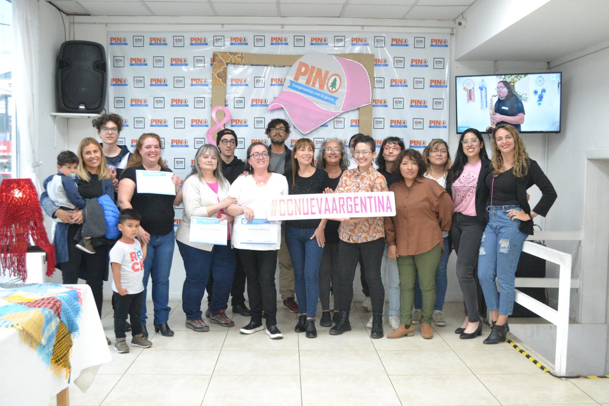 Pino_Ush's tweet photo. Este lunes, en el Centro Cultural “Nueva Argentina”, Cristina López encabezó la inauguración de la muestra artística “El corazón siente y las manos crean”, compuesta por trabajos de Silvia Ortega, Laura Andorni y Karina Mattera. 
#ushuaia #cultura #arte #jcpino #cristinalopez https://t.co/nFT7Qf7azR