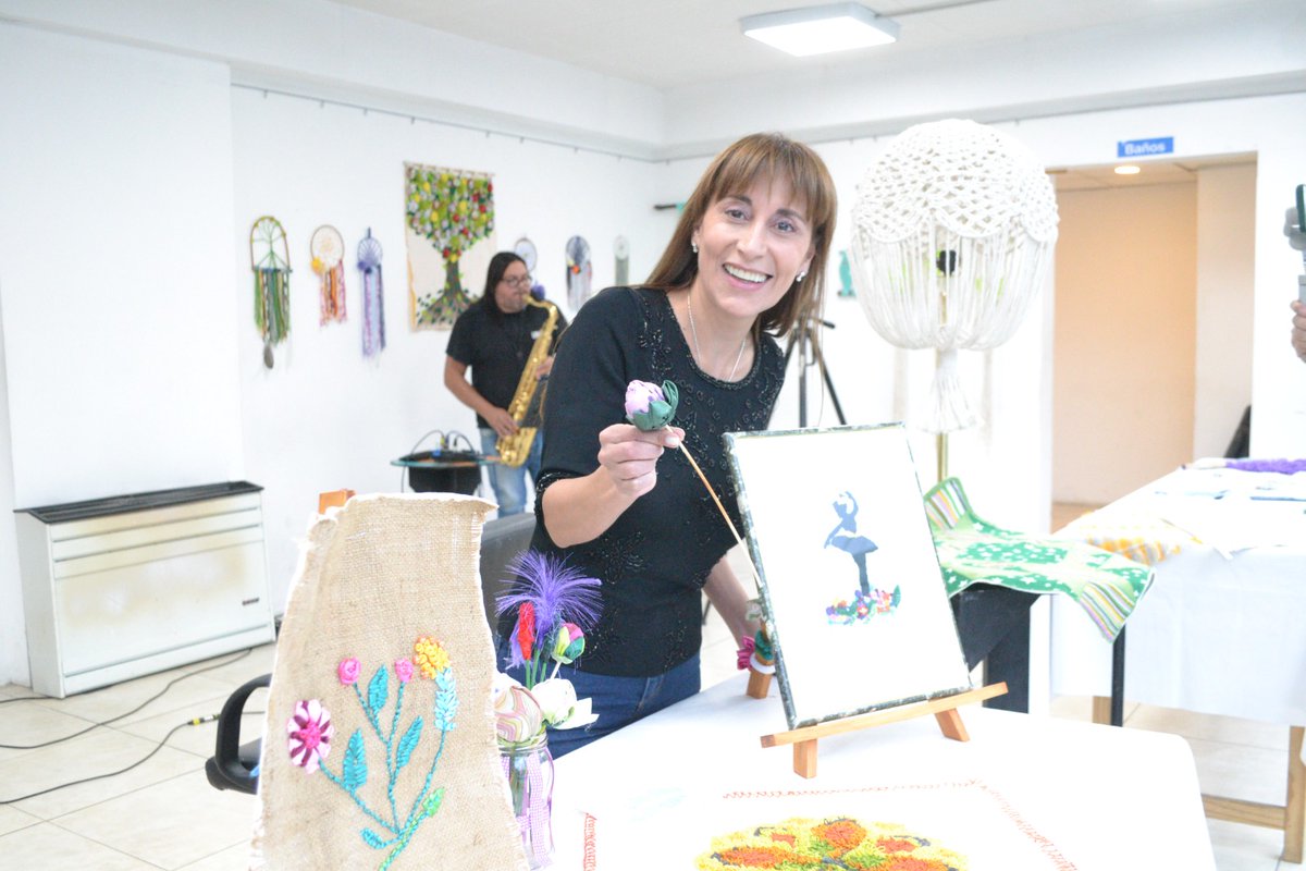 Pino_Ush's tweet photo. Este lunes, en el Centro Cultural “Nueva Argentina”, Cristina López encabezó la inauguración de la muestra artística “El corazón siente y las manos crean”, compuesta por trabajos de Silvia Ortega, Laura Andorni y Karina Mattera. 
#ushuaia #cultura #arte #jcpino #cristinalopez https://t.co/nFT7Qf7azR