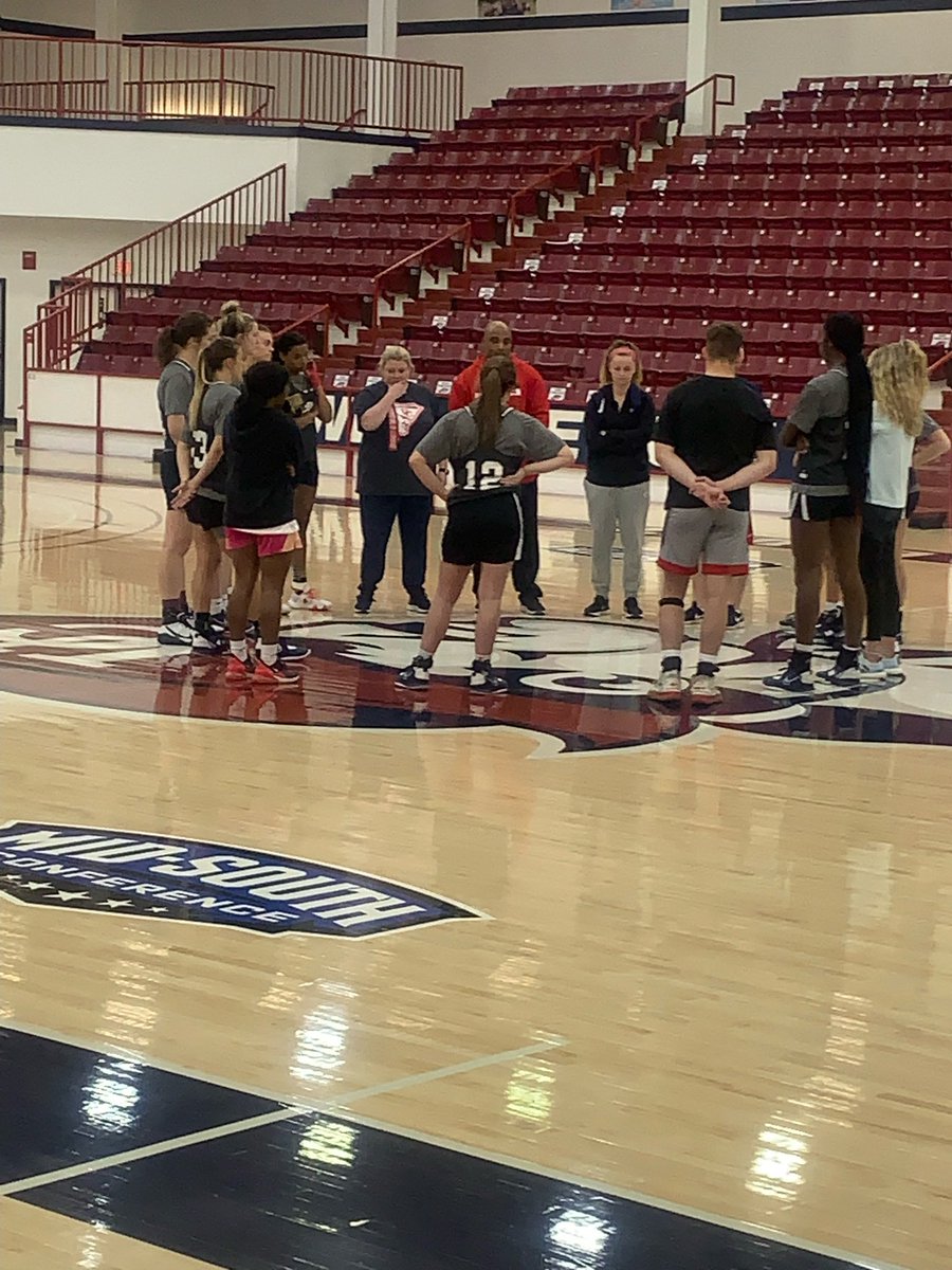 deabradley1's tweet photo. Thank you @Ucwbb for inviting me to come visit today. Loved learning about your program and meeting everyone. I had a great day with you all. @CoachRickReeves @KrystalReevesEv https://t.co/dvwdTFP7fI