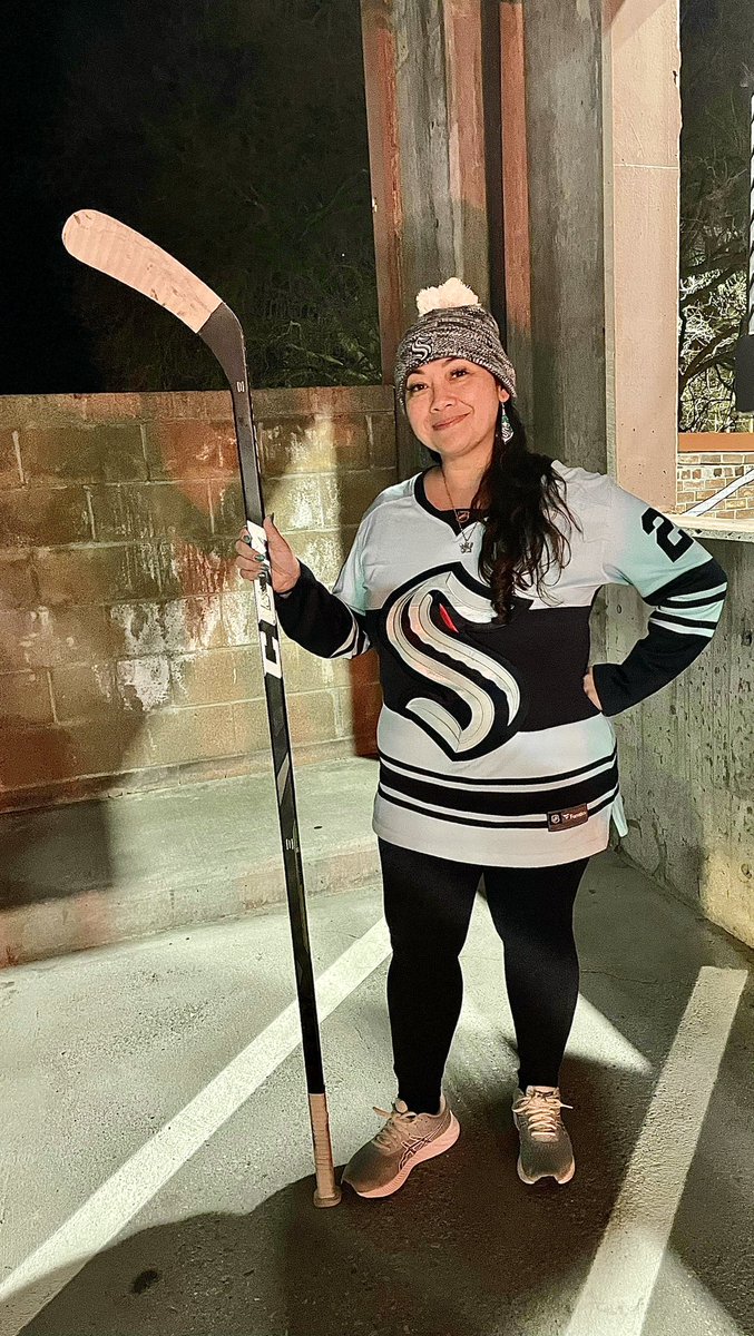 n3k0chan81's tweet photo. Still on Cloud 29 after unexpectedly getting a stick from my #1 VINCE DUNN at the 3/30 game! #CBD💙 #Cloud29😻 #VinceForNorris🏆#SeaKraken🦑 https://t.co/uxhScDG0eh