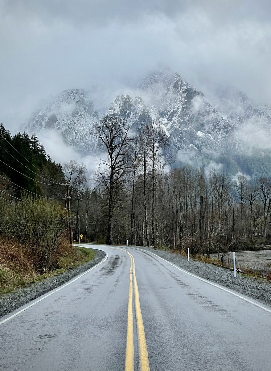 PineyRealm's tweet photo. Here in Twin Peaks, like a gift from the white lodge, the mountain emerged from layers of mist and cloud just as I neared the welcome sign spot. 

Soon it disappeared again followed by a mix of rain and sleet.

Everyone, have a great day/night! https://t.co/jjtm3P0GYq