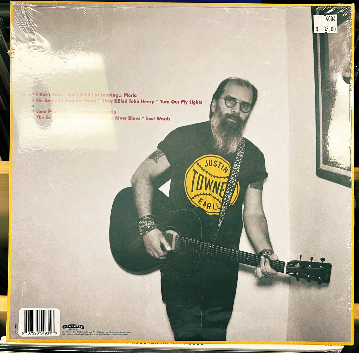 kyleahurd's tweet photo. Stopped in to see my friends Chad & Debi who own Amplified RPM in Monticello and decided I couldn’t leave with out this record. Can’t wait to give it a spin. #justintownesearle #newrecordday #shoplocal #recordstore https://t.co/kLNkiqeDZI