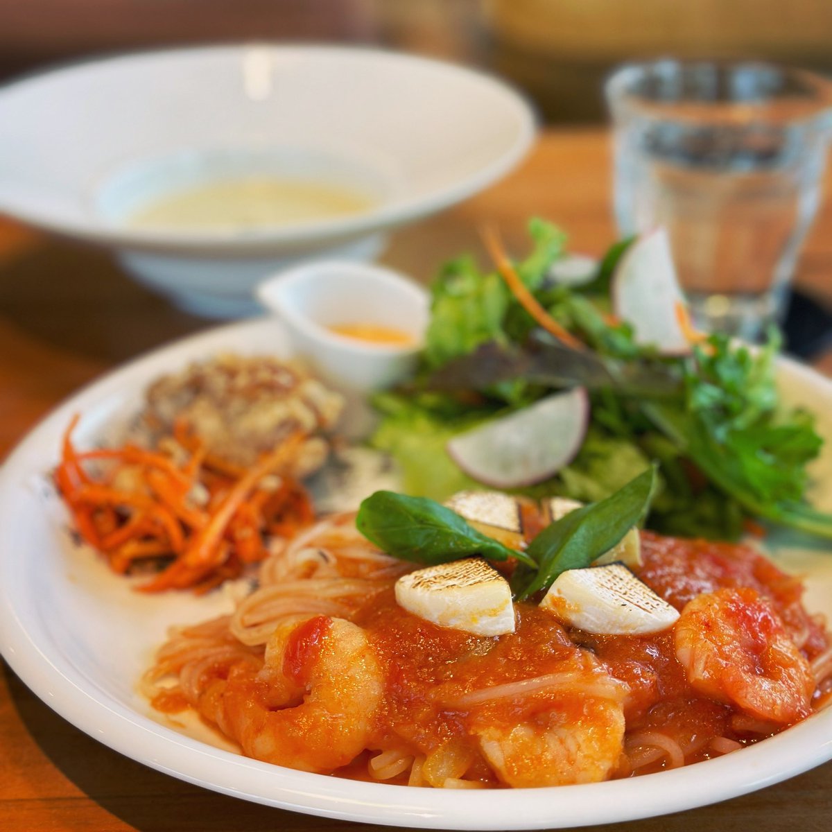 flatcafeCh's tweet photo. 只今の週替わりパスタプレート｢海老と焼きカマンベールのトマトパスタ｣は4/9までの提供です🦐🍅
#熊本カフェ #熊本ランチ #パスタ https://t.co/r4S4cgkzfl