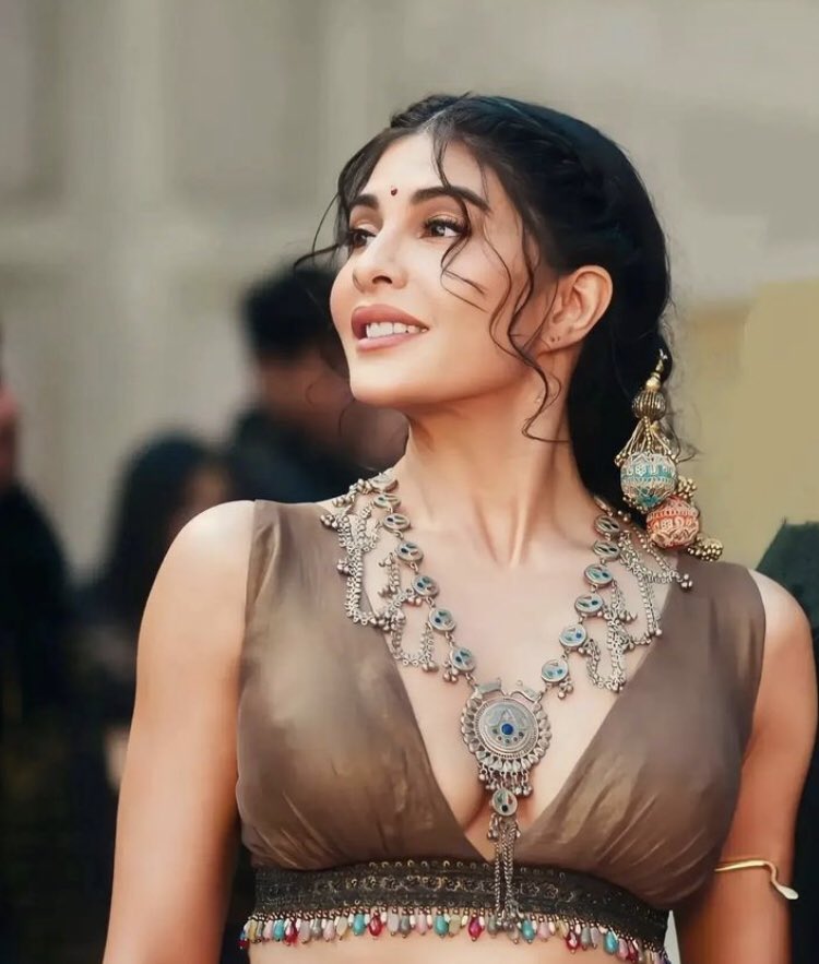 TeamJaquelinee's tweet photo. #JacquelineFernandez bags top spot again despite no social media interaction or buzz but her fan following game is still alive 💥 https://t.co/S8LMUVqiyM