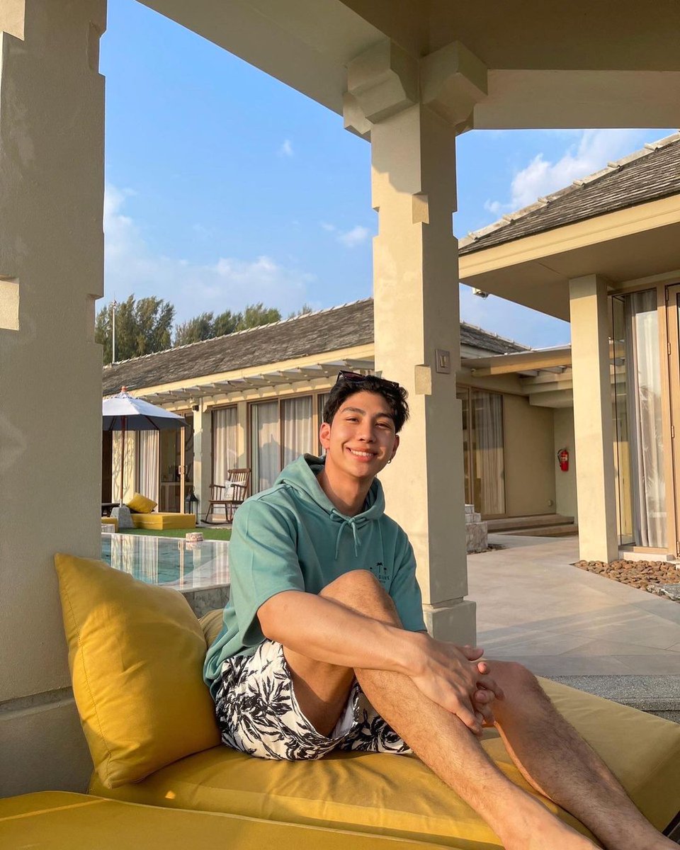 — Publica en su Instagram unas fotos disfrutando de la playa con su familia. —

Abril 03;