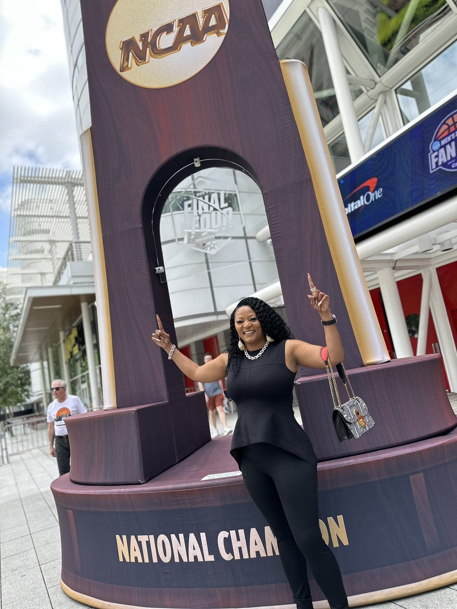 CMOY_'s tweet photo. Let’s go huskies! Bring it on home. #HuskiePride #Huskies4life #uconnselfie #Final4 #GoUCONN https://t.co/0wwi1NB17D