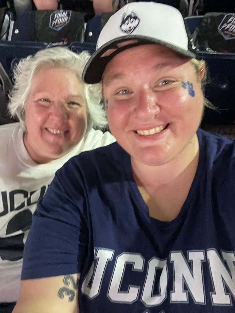 Lizzventures's tweet photo. #uconnselfie https://t.co/8ksugBhxIM