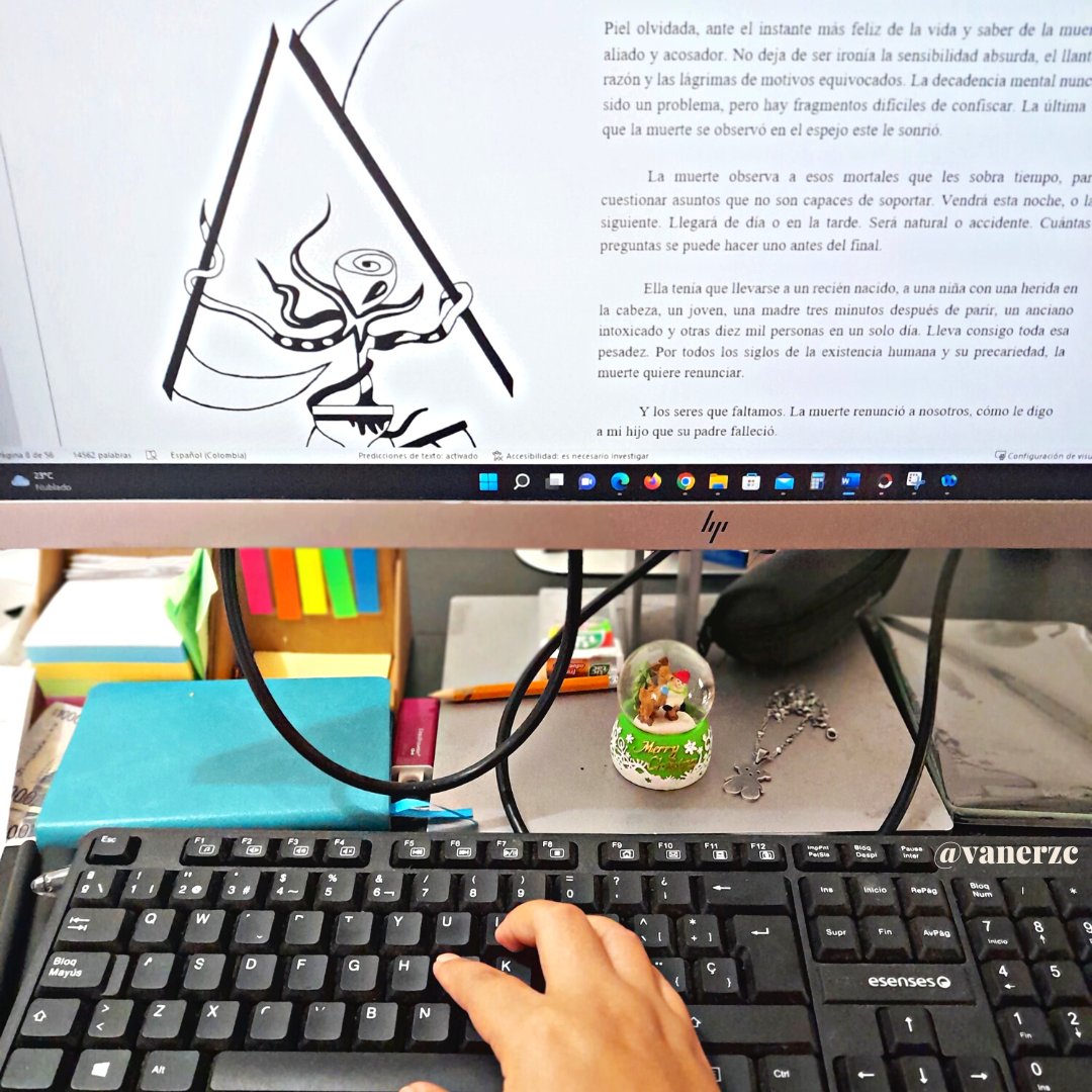 Talentus08's tweet photo. Hoy tengo ganas de mostrar algo muy importante: mi sitio de trabajo, no saben esa agenda aguamarina es ideal para guardar ideas. La fotografía es de diciembre tiempo en el que junto a mi editora trabajábamos arduamente por sacar adelante mi segundo libro #libros #escritora #leer https://t.co/vCE2OYA7zL