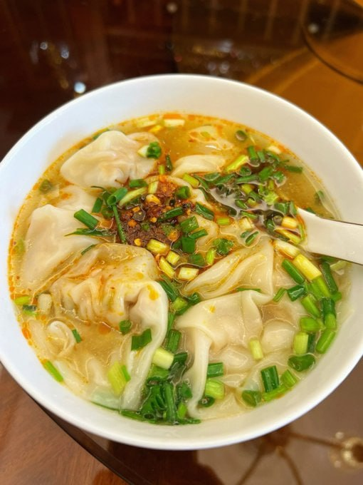 Celia21491812's tweet photo. Eating dumplings at home, served with homemade oily and spicy, absolutely delicious😋😋😋 https://t.co/QHBegiIZ6S