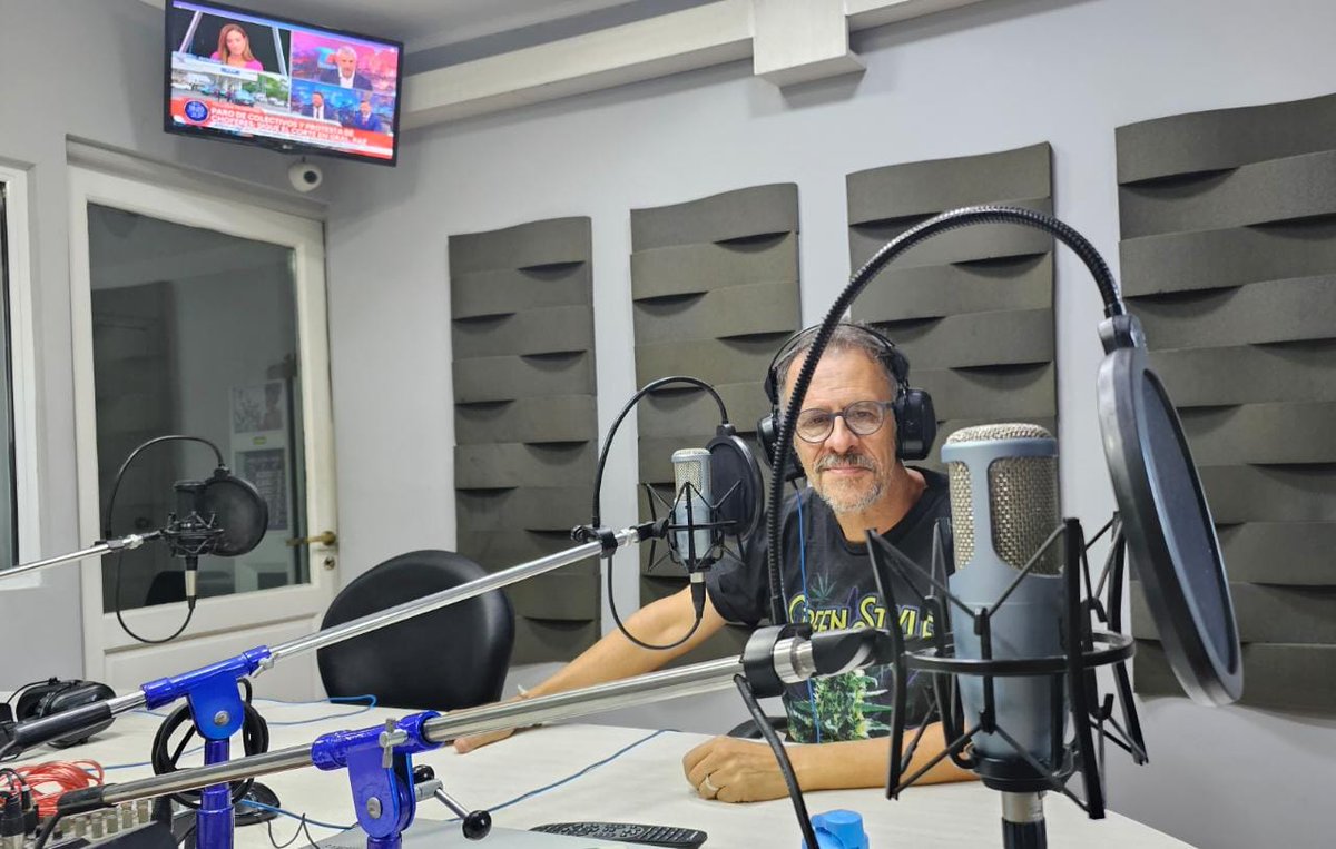 MarceloOrtizTV's tweet photo. Bienvenido genial @charlyromairone a @EstacionZafiro, un placer tu incorporación a la radio de todos los tiempos. 
#carlosromairone
 #estacionzafiro #laradiovuelveaserradio https://t.co/MGplJuueJm