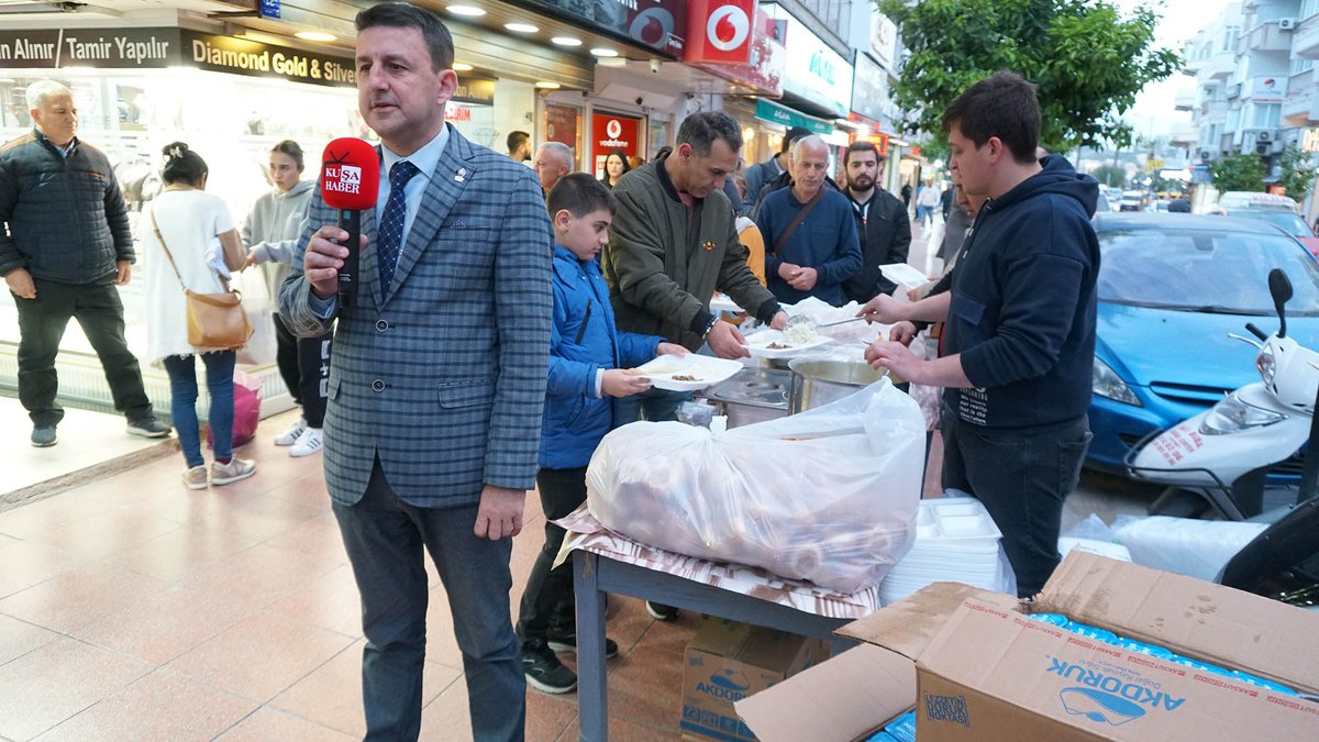 Kuşadası İlçe Başkanlığı'nın Başbuğ Alparslan Türkeş'in Aziz hatırasına düzenlediği geleneksel gönül sofrasını iftar etkinliği. İftar Sofrası'nın kurulmasında katkısı olan Aydın Millet Vekili Aday Adayı Sayın Av.Seray Ünbay'a teşşekkür ediyoruz. #zaferpartisikuşası #ZaferPartisi