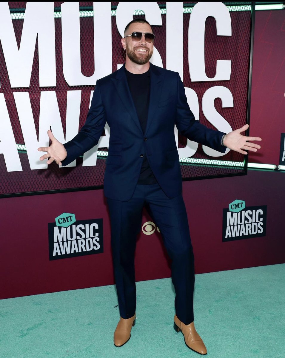 lexiosborne's tweet photo. Are we just going to ignore how good Travis Kelce looked last night? Hello. 😮‍💨 https://t.co/3MqqjiP473