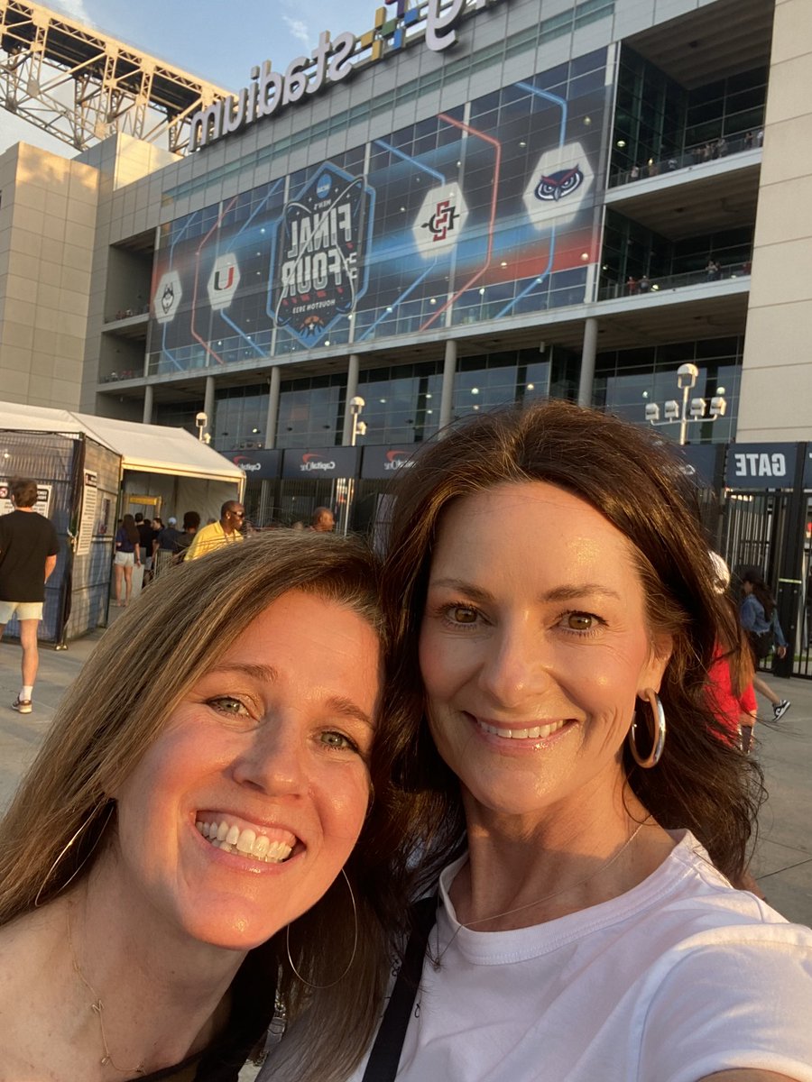 JEN2win536's tweet photo. ~let’s go!!! #sdsuselfie #uconnselfie https://t.co/QSqmPtWE87