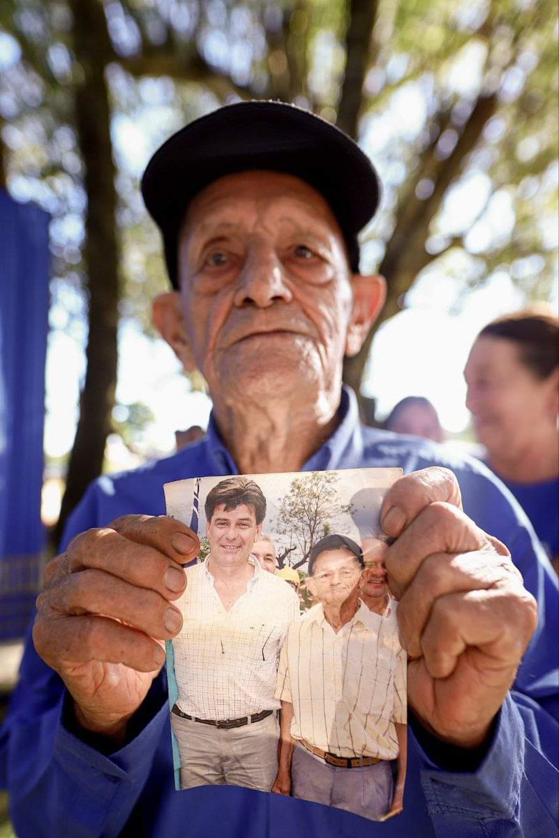 Ayer en Caazapá tuve el honor de reencontrar a Don Chipito Ortigoza, dirigente liberal histórico  de Abaí. En sus manos, la foto que nos sacamos juntos cuando fui ministro de Obras Públicas y Comunicaciones y vino a inaugurar el empedrado que une San Juan Nepomuceno con Abaí