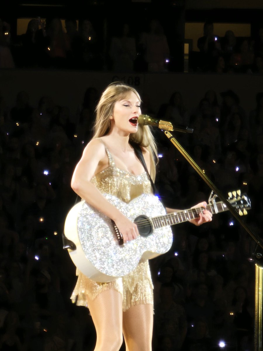 angelicastopyak's tweet photo. Some of my favorite pics from arlington night 2 🥰 https://t.co/aDM2pckR6N