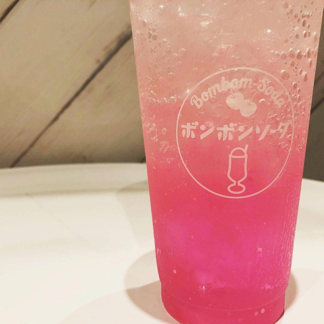 Bombomsoda's tweet photo. 🌸April🌸

今は桜が見頃の時期ですね🌸

春らしい色の
#恋するピンク 🤭💕

良かったら
#恋するピンク を片手に
桜を見にお出かけしてみませんか？😉🌸 https://t.co/RtVQcSOrjp