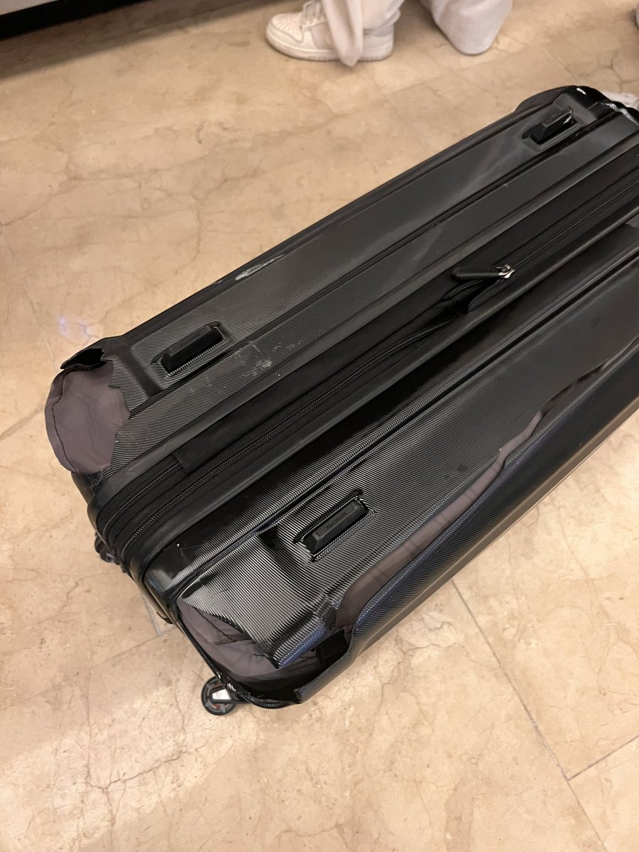 AppleTreeGifts's tweet photo. @AmericanAir this is how our suitcase turned up to Cancun. Can you let us know how we get this back to the uk in 10 days? https://t.co/D0XWRHCqRH