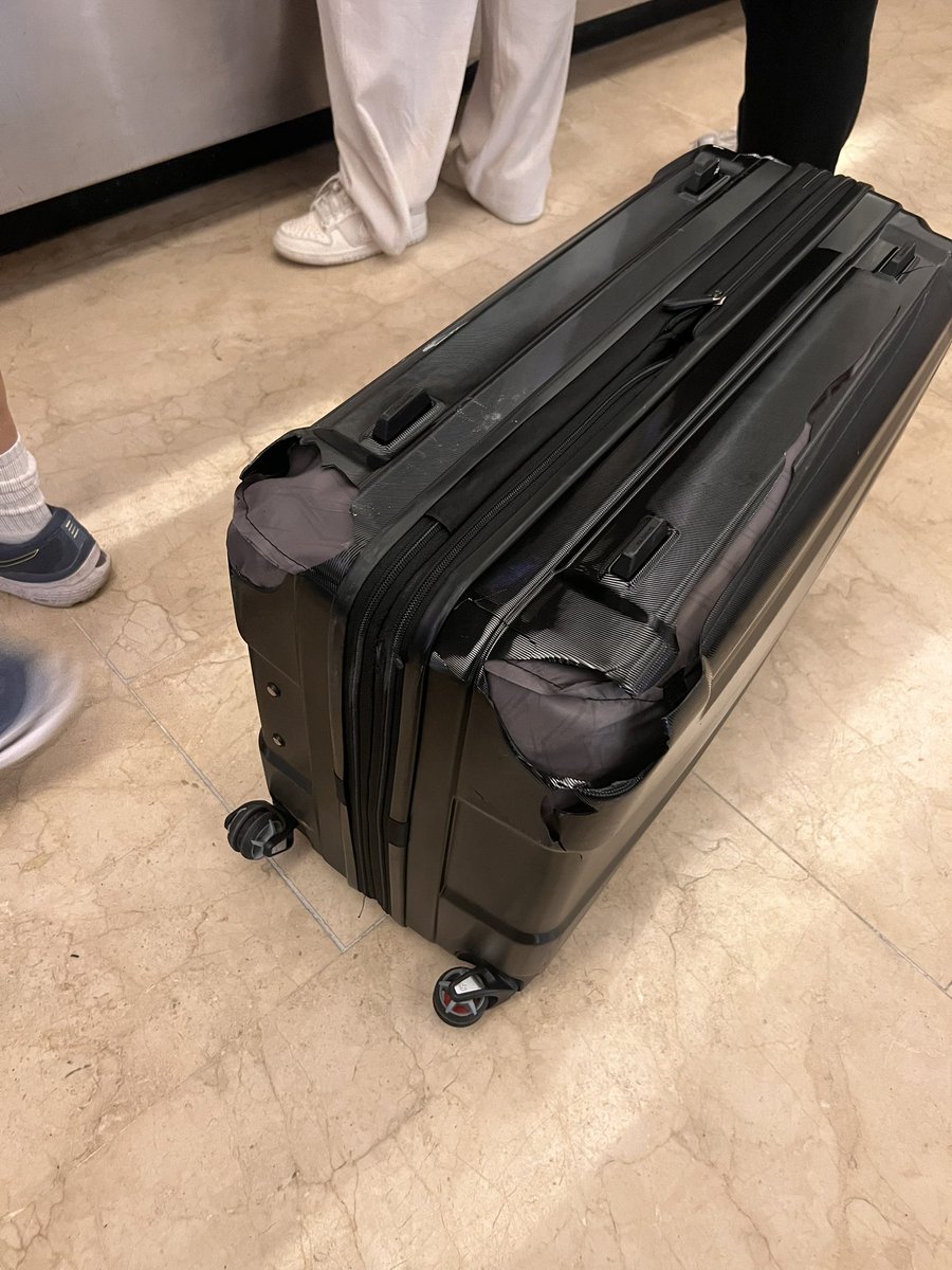 AppleTreeGifts's tweet photo. @AmericanAir this is how our suitcase turned up to Cancun. Can you let us know how we get this back to the uk in 10 days? https://t.co/D0XWRHCqRH