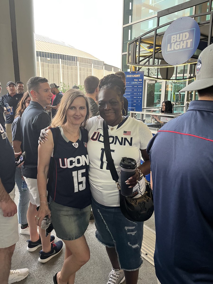 Cindy1BZ's tweet photo. Let’s go Huskies!!! #uconn #bleedblue 💙 https://t.co/8es7xkj6Zo
