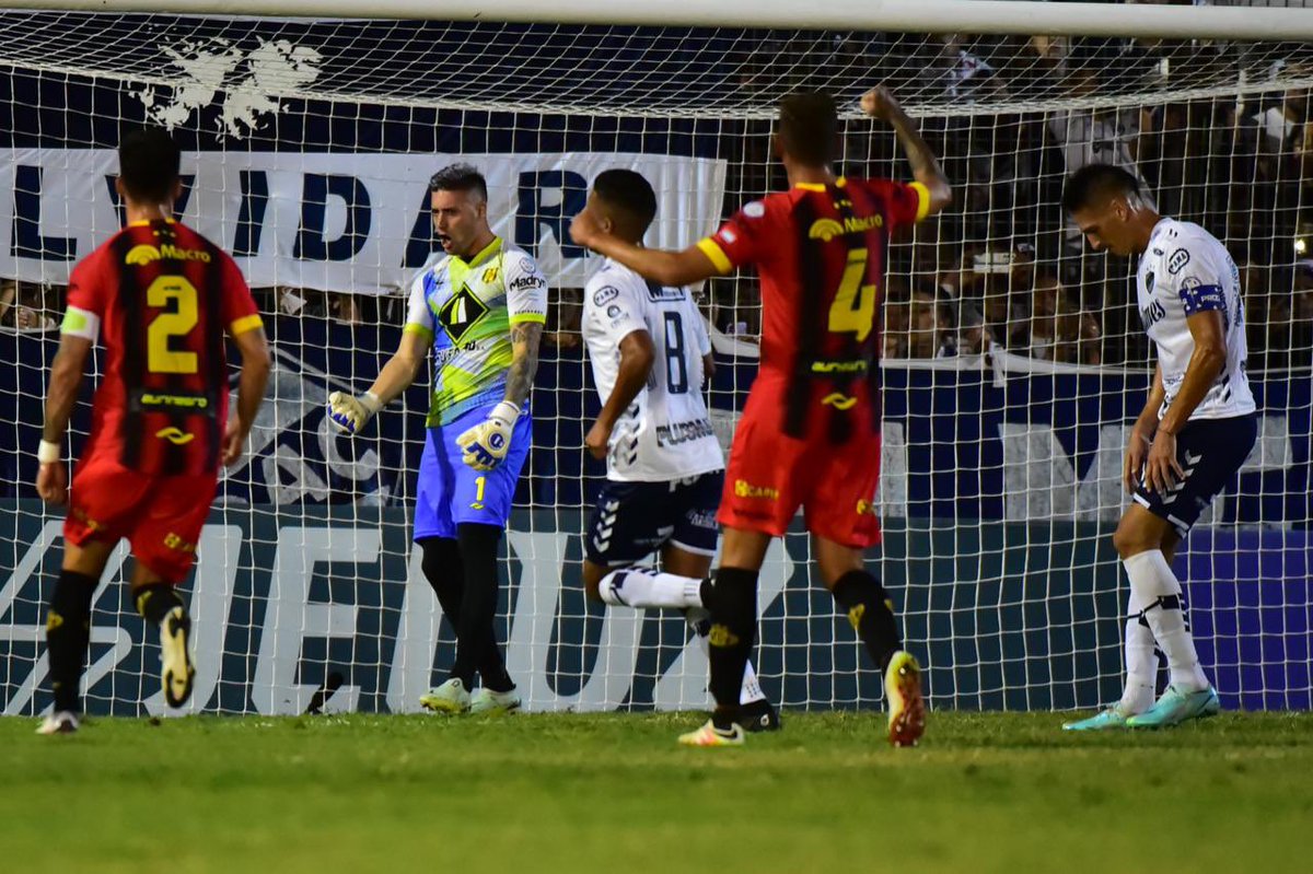 PlanetaCervece1's tweet photo. Ganó el cervecero 2-0 sobre Deportivo Madryn y escaló la cima de la Zona B con 18 unidades.
Con tantos de Federico Anselmo y Iván Colman Quilmes se hizo fuerte en su casa.
#Quilmes #Decano #CapoDelsur #Temporada2023 #PrimeraNacional https://t.co/VJHihGFI9t
