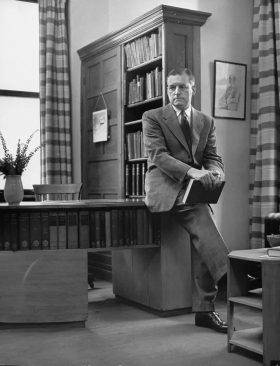 rmunro3's tweet image. He concen­trated on those aspects of the classics that he thought made them worth studying—their truth, beauty, and wisdom, and the imagery and language that inspired him—without burying the texts under a technical, theoretical superstructure.&quot;2)#ArtOFteaching #ClassicalTradition