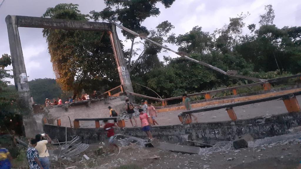 SaetaTv's tweet photo. #SaetaTvCanalDigital I 📍#ATENCION ‼️ 
#MuisneNoticias 

El puente que una a las parroquias del Cabo San Francisco,  Quingue y Galera, en el cantón Muisne,  provincia de Esmeradas, se cayó, aproximadamente a las 18h30. Según reportan Moradores del sector. https://t.co/QTD6o4is34