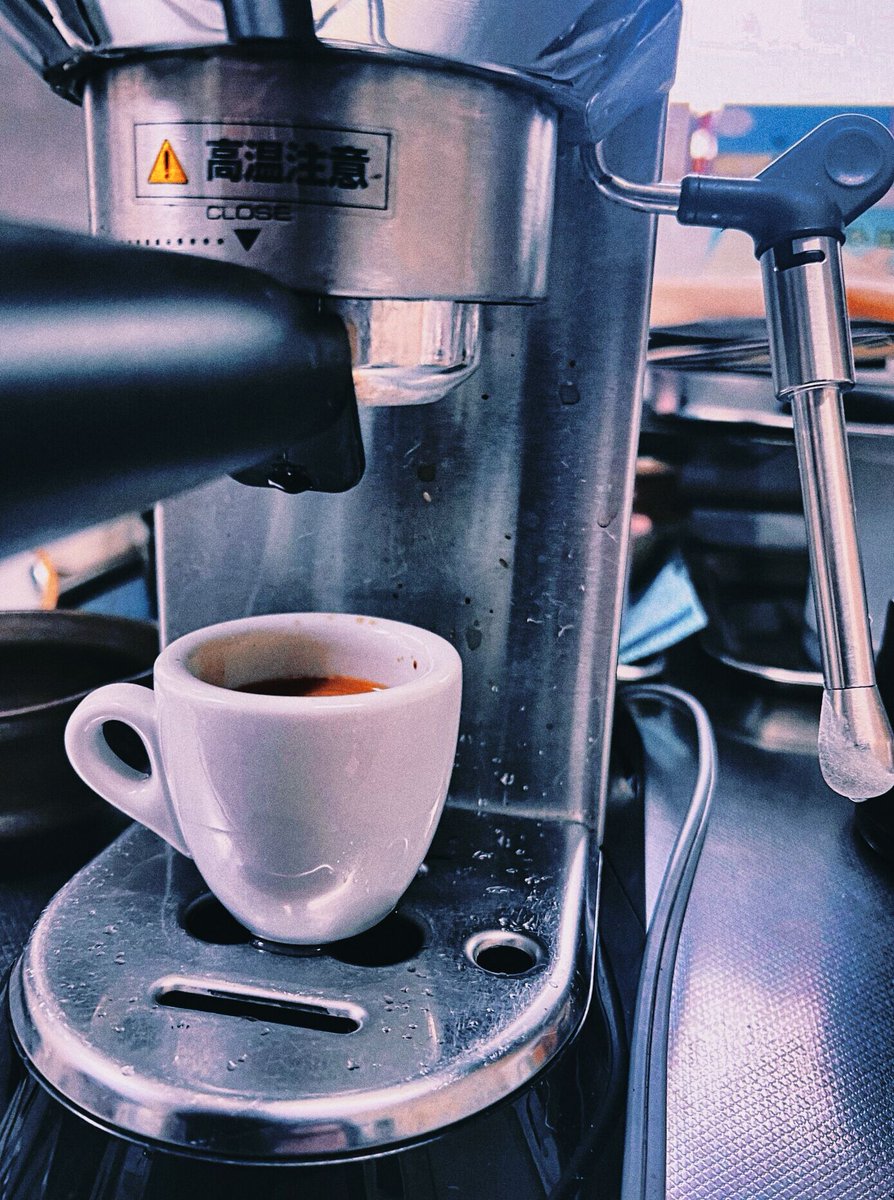 sendai_jyouhou's tweet photo. おはようございます。
デディカ EC680 で @nob_caffe さんのホンジュラスを抽出。
今日は雑味なく抽出できた。美味しいエスプレッソです。
EC680 In 15g Out 30ml。
#エスプレッソ #デディカ #ec680 https://t.co/XhPklzjusl