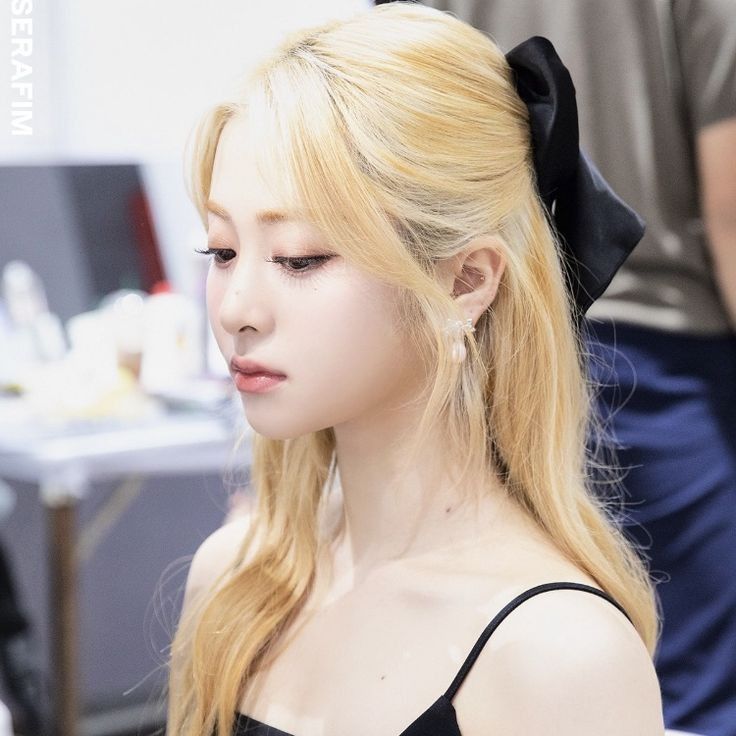 passou na tl, repassa. 

nome: Carolina
idade: 22(?) 
plot: perita q usa smt no twt
cor favorita: rosa
trabalho: investigar cenas de crime 
uma foto que seu amor teria na galeria: