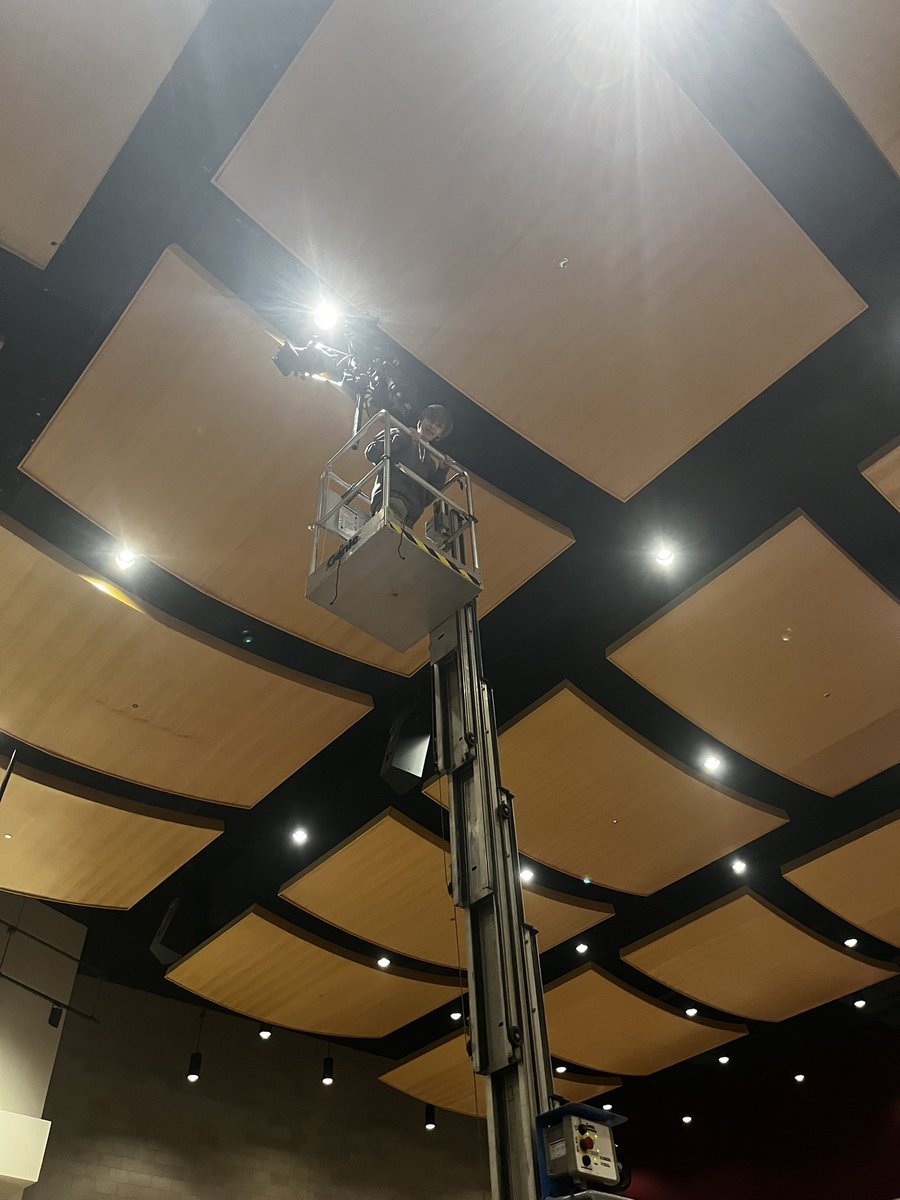 rmhselectrics's tweet photo. some more hanging and focusing at today’s light hang!! And our new elx friends going on the Genie!! (ft Mr Kevin on the bike) https://t.co/DWOrdg2C8N