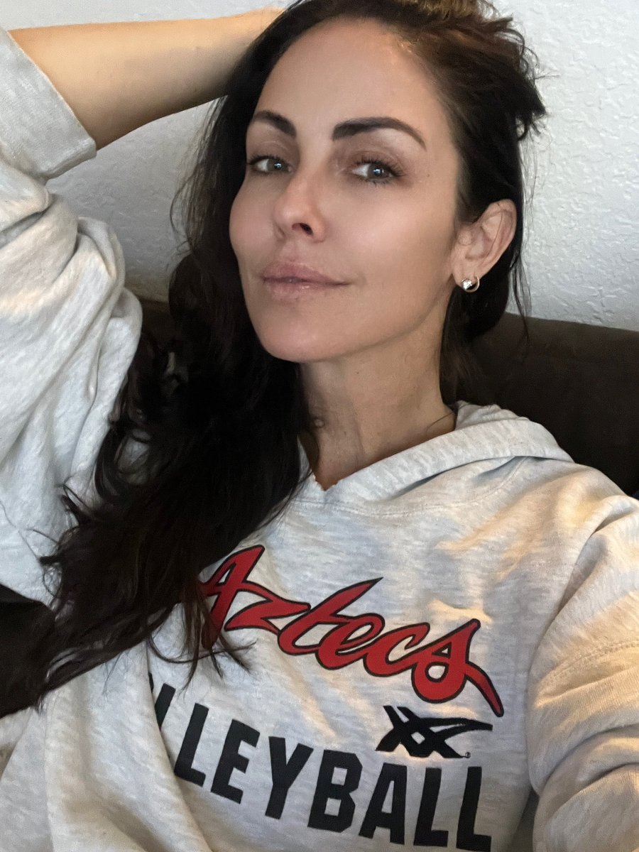 SummerAltice's tweet image. I’m readyyyyyyyyy in my good luck hoodie! Let’s go Aztecs!!!! #SDSUAztecs