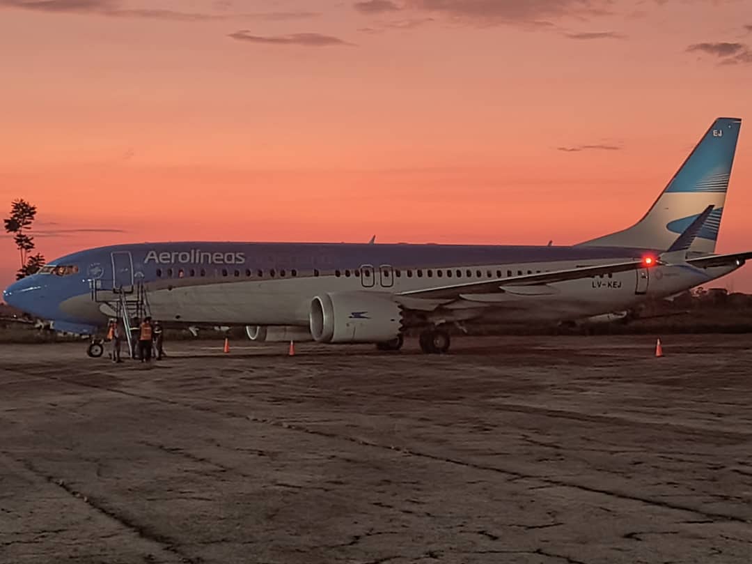PCazador2021's tweet photo. Aeronave Boeing 737 max de Aerolíneas Argentinas aterrizo en el aeropuerto  "Juan Pablo Perez Alfonso" Vigía estado Mérida de Venezuela, si lo retenemos hasta que nos devuelvan el B747 de Emtrasur no sería mala idea https://t.co/6yJpat201h