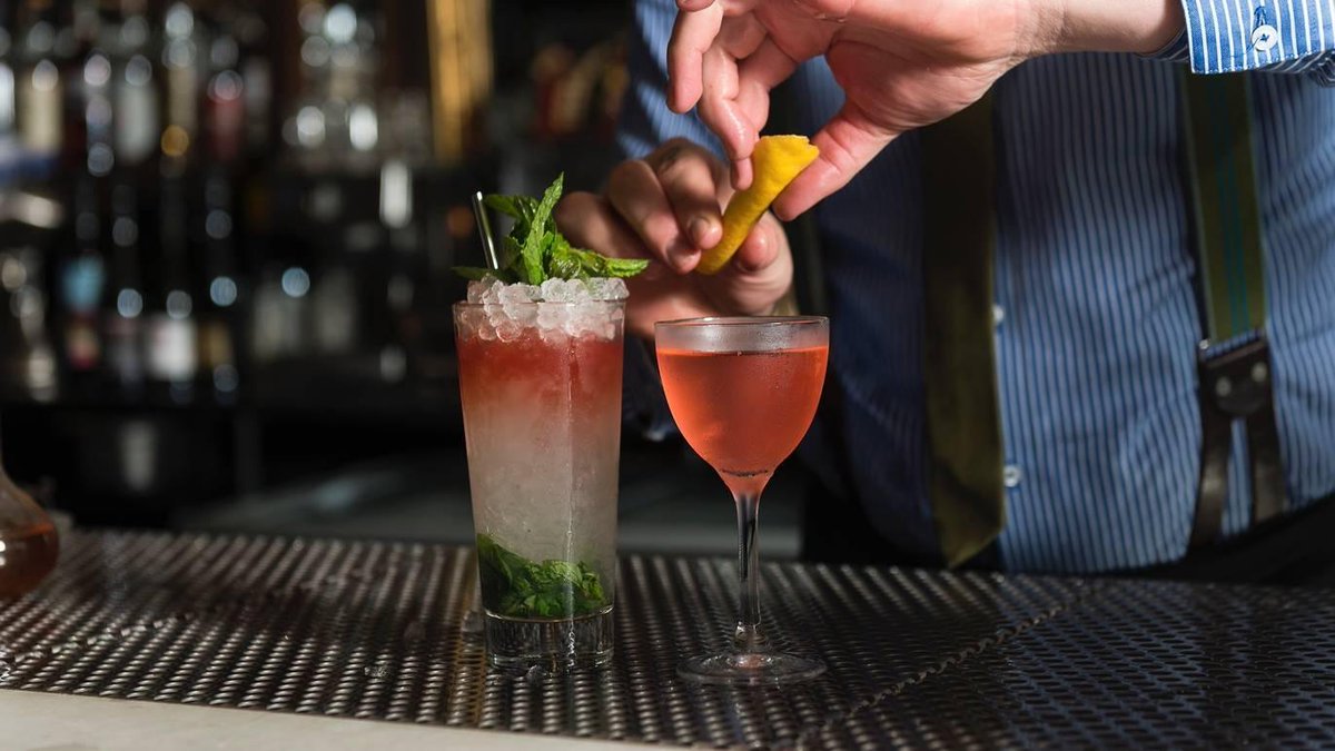 Whether you’re after a sun-drenched rooftop or a dimly lit speakeasy,  these bars mix the city's finest drinks bit.ly/3ZDuOZp