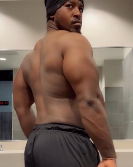A strong back goes a long way https://t.co/93fSw0M2LU<a href="/tag/gymlife"class="tags"><span>#gymlife</span></a>