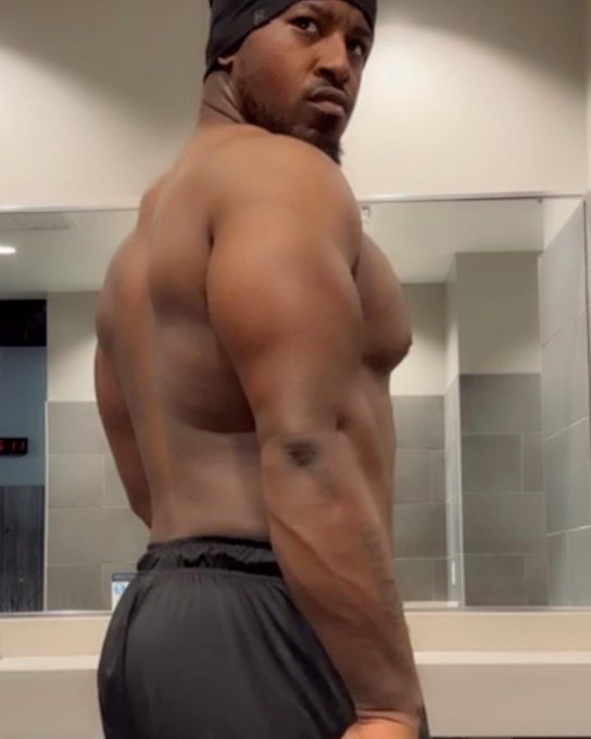 A strong back goes a long way https://t.co/93fSw0M2LU<a href="/tag/gymlife"class="tags"><span>#gymlife</span></a>