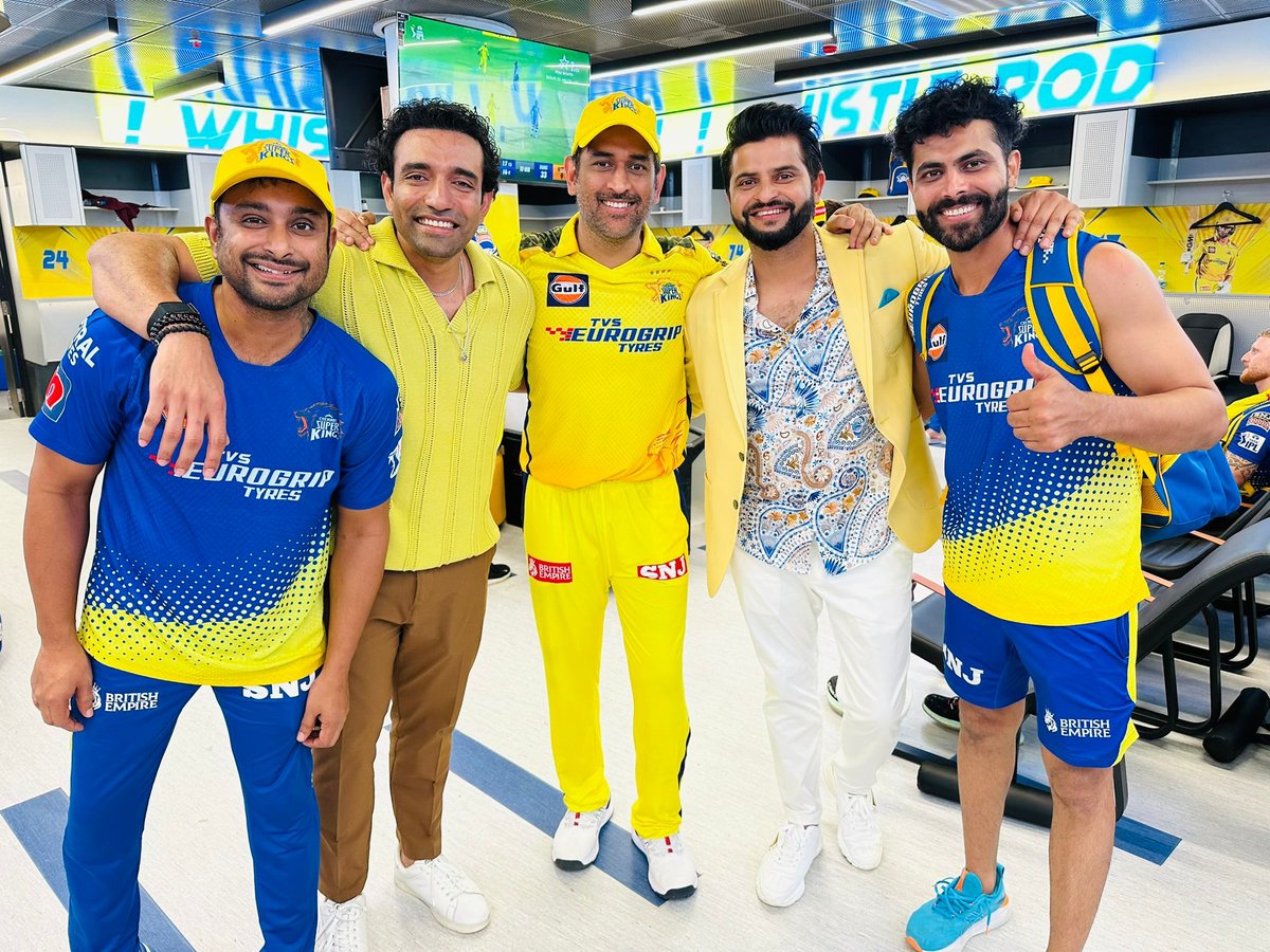 cricketapna1's tweet photo. Reunion 💛💛🤩🤩
.
.
📸: IPL/BCCI
.
.
#SureshRaina #friendreunion #MSD7 #Chepaukstadium https://t.co/dMFDSrHt6L