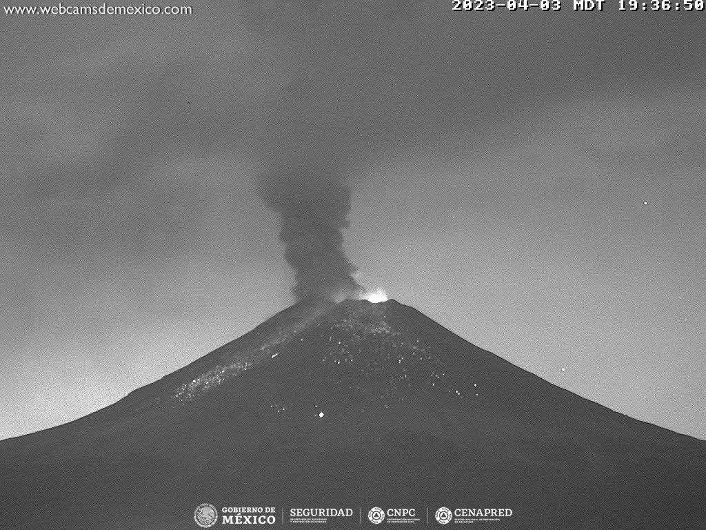 pciviledomex's tweet image. #Exhalación del #Popocatépetl a las 19:34 horas acompañada de vapor de agua y gas con bajo contenido de ceniza, alcanzando una fumarola de 2000 metros en dirección al Norte-Noreste. El semáforo de #AlertaVolcánica permanece en #AmarilloFase2.