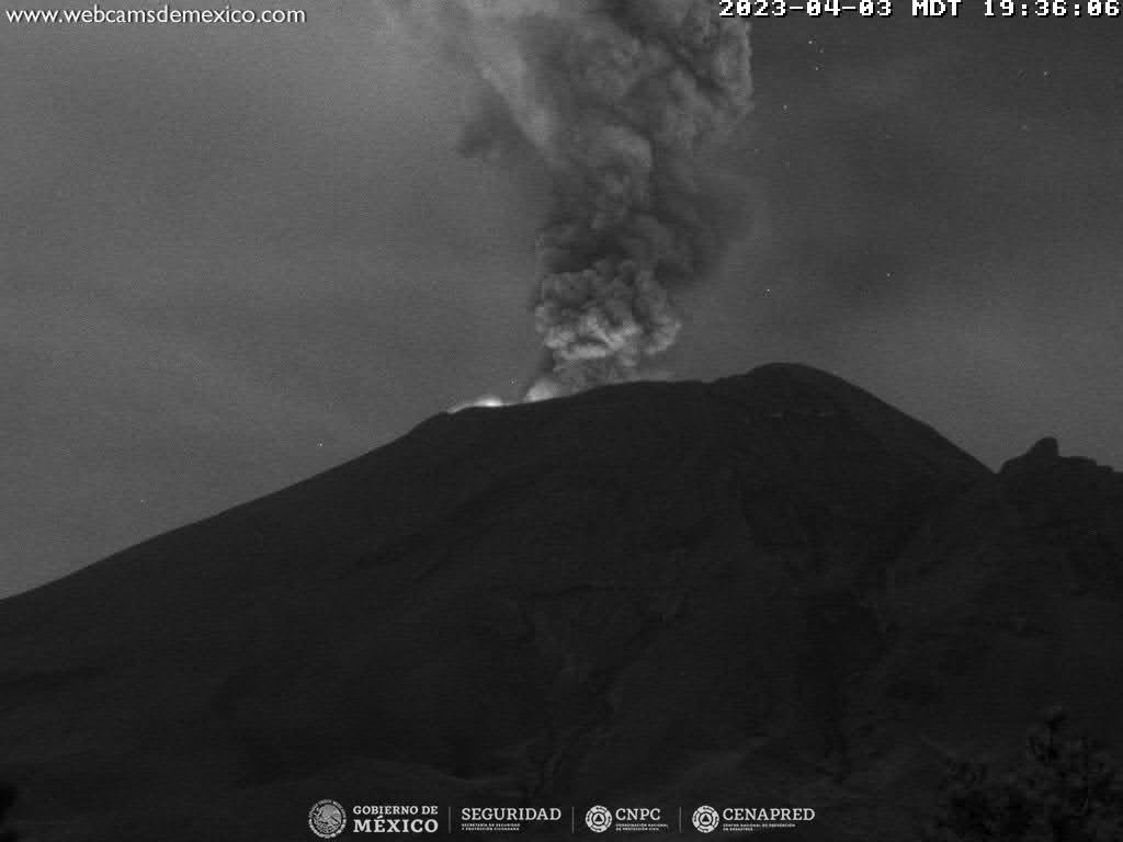 pciviledomex's tweet image. #Exhalación del #Popocatépetl a las 19:34 horas acompañada de vapor de agua y gas con bajo contenido de ceniza, alcanzando una fumarola de 2000 metros en dirección al Norte-Noreste. El semáforo de #AlertaVolcánica permanece en #AmarilloFase2.